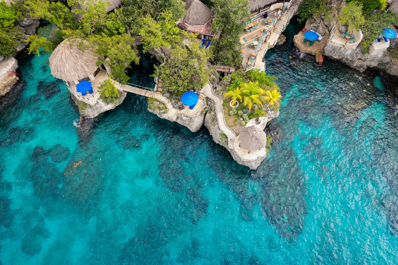 Aguas turquesa de la Blue Lagoon vistas desde el aire