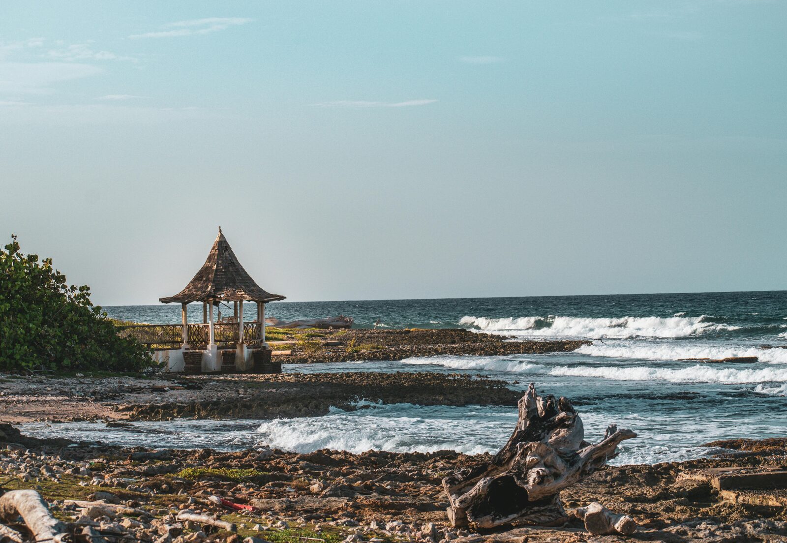 Puesto de jerk frente al mar en la costa de Jamaica