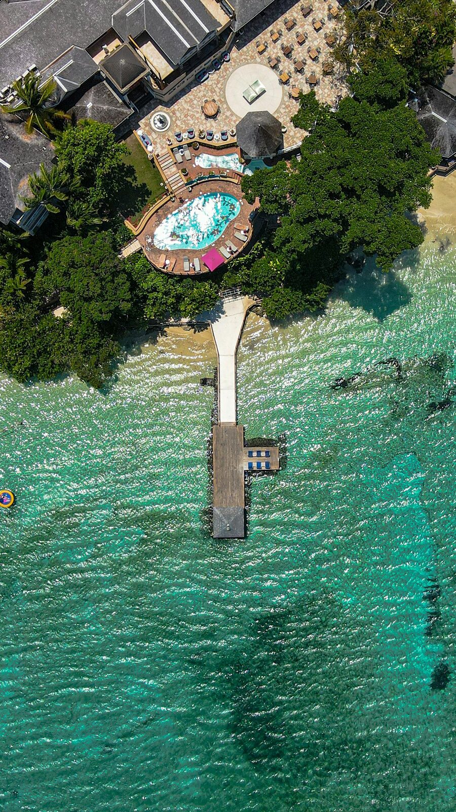 Playa de arena blanca con palmeras en la costa oeste de Jamaica