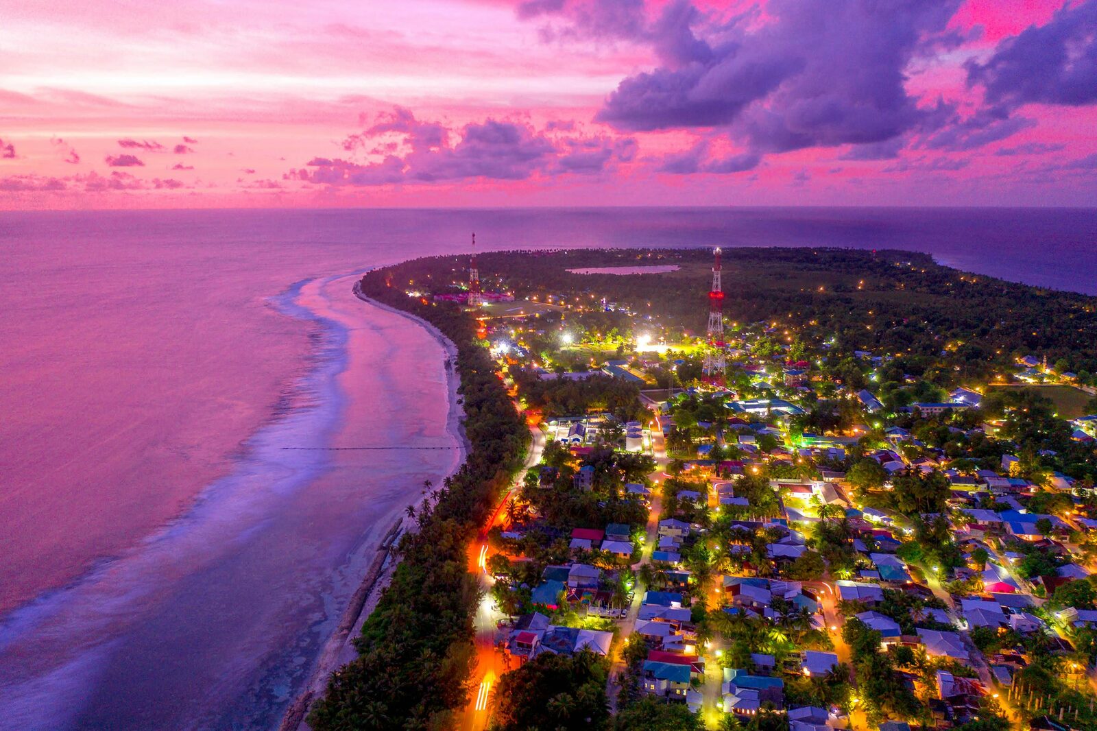 Vista aérea de Malé y sus islas al atardecer