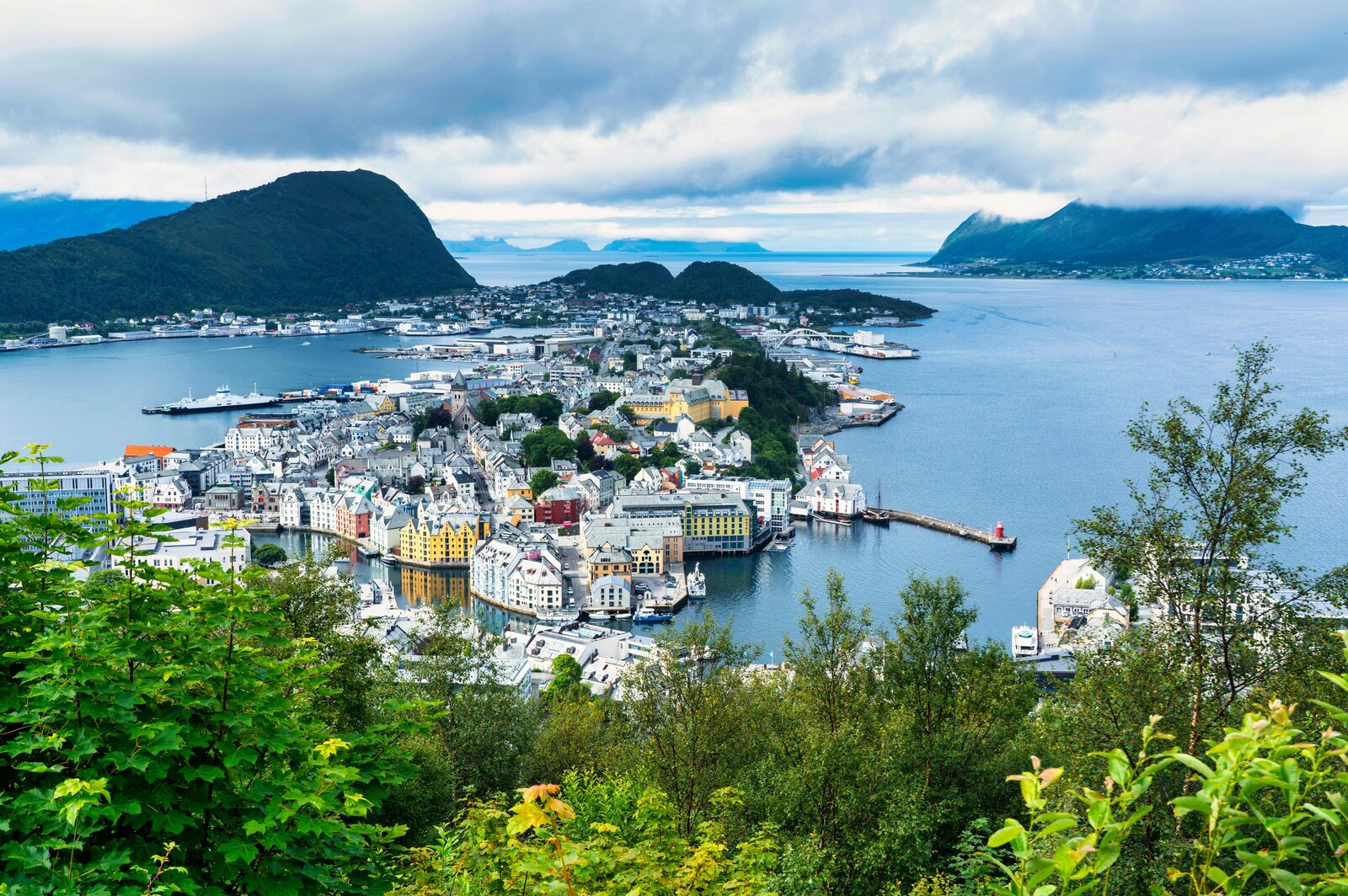 Vista aérea de Ålesund y su archipiélago en verano
