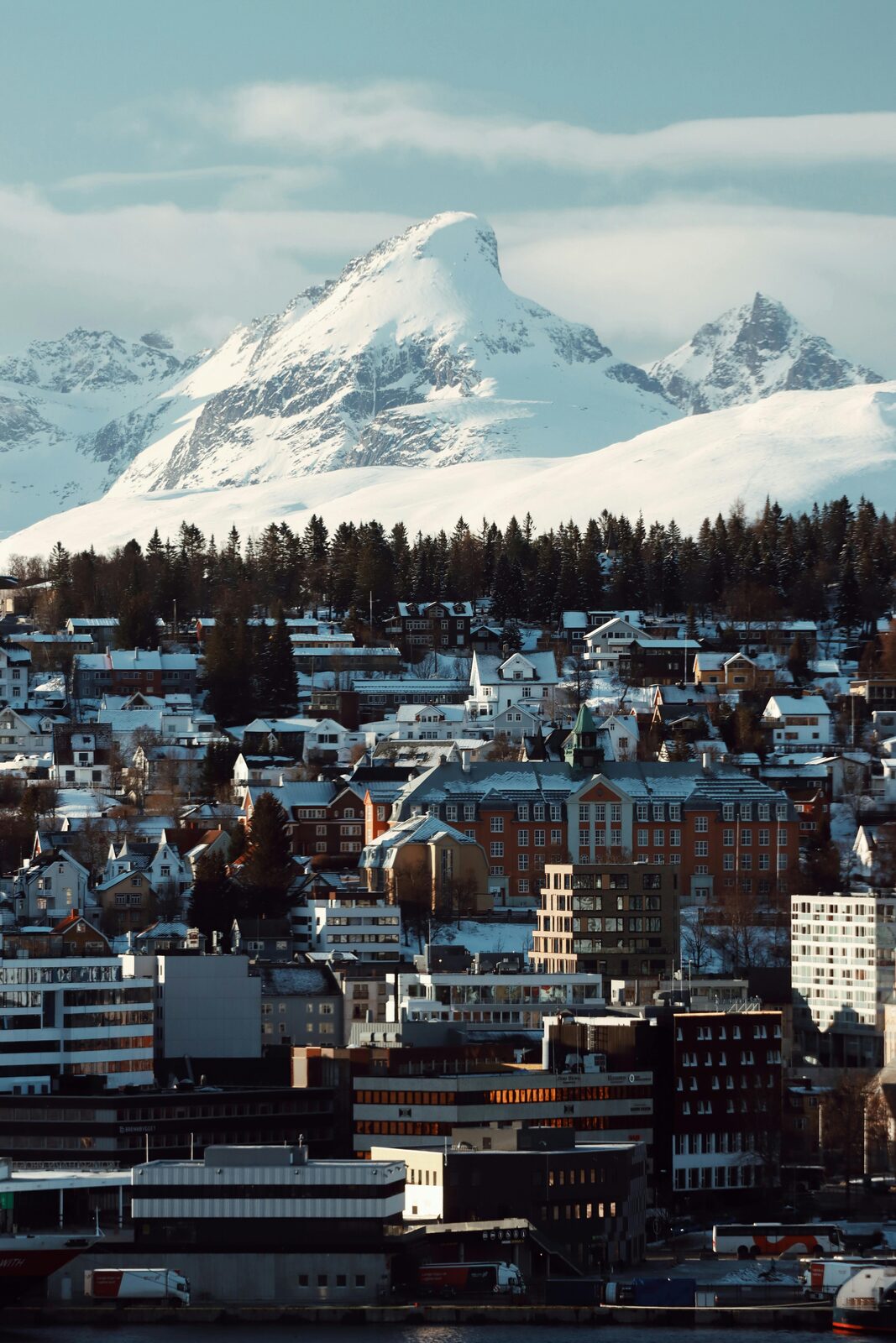 Ålesund Art Nouveau con montaña nevada al fondo