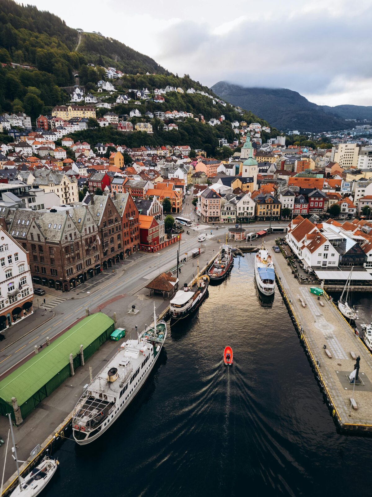 Muelle hanseático de Bryggen en Bergen visto desde el puerto