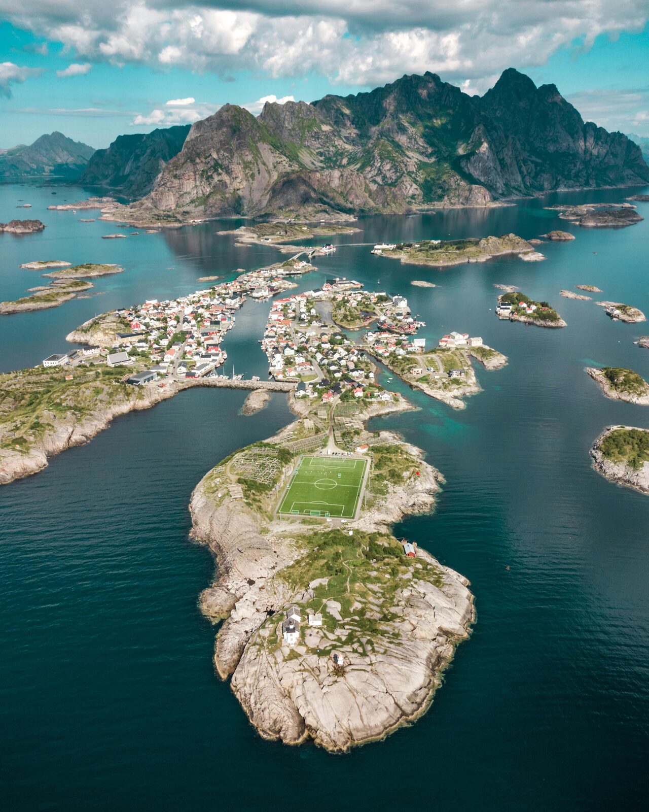 Aldea isleña de Henningsvær en las Lofoten