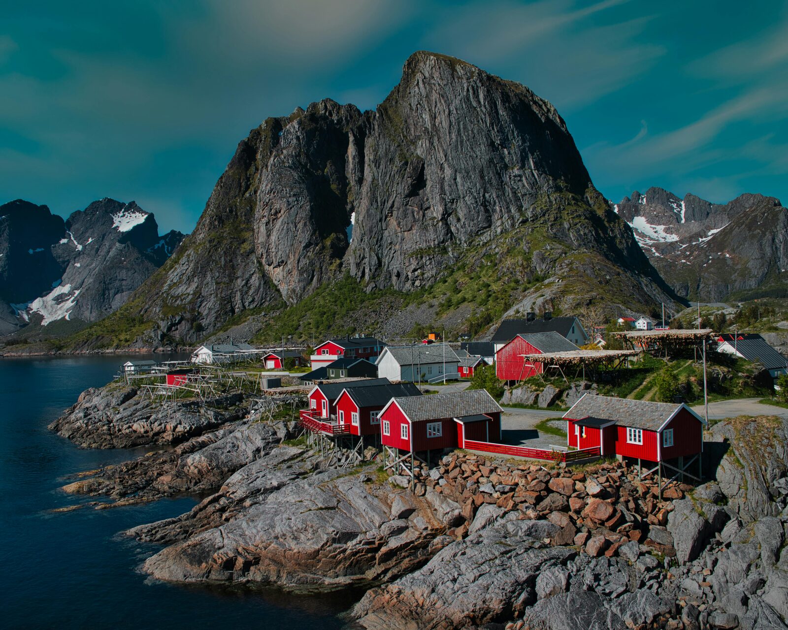 Cabañas rojas rorbuer en las islas Lofoten