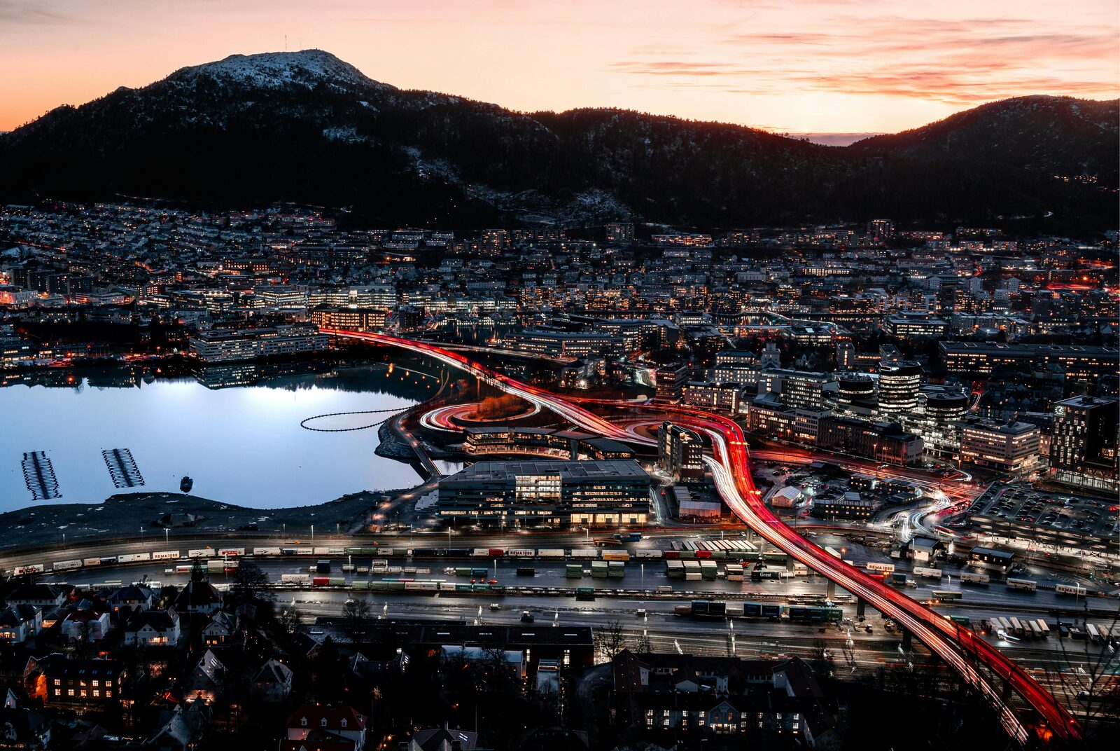Ciudad noruega al atardecer sobre el agua, luz dorada