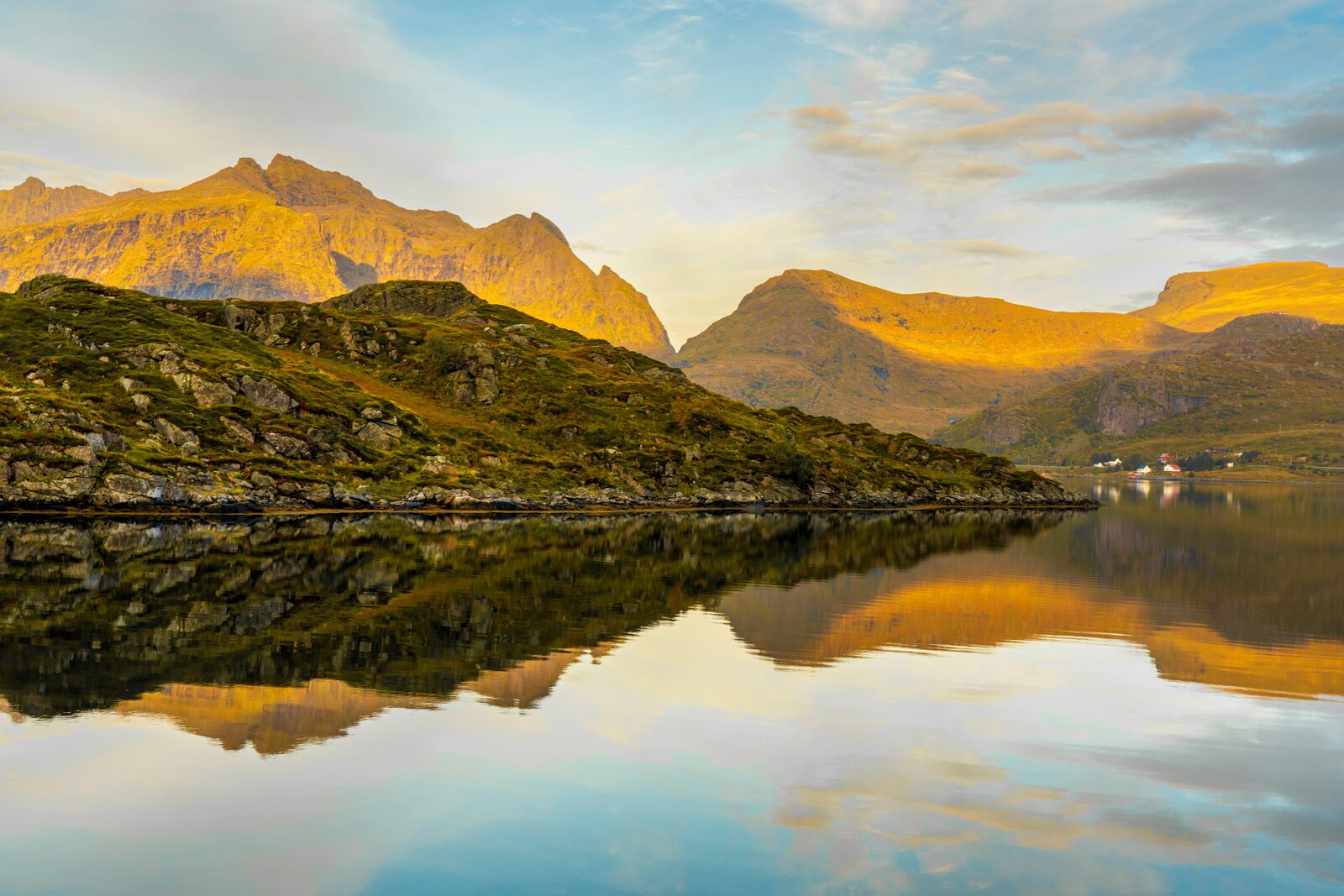 Montañas doradas reflejadas en agua en la isla de Senja