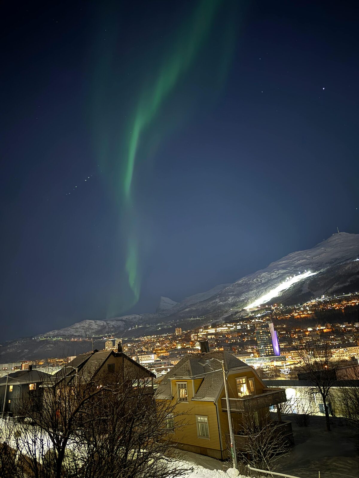 Aurora boreal sobre un pueblo del norte de Noruega