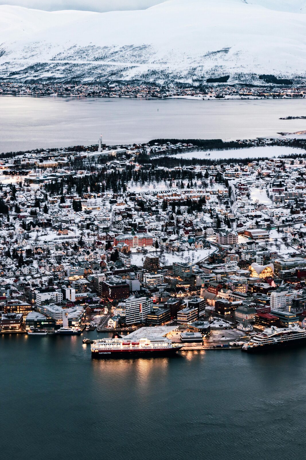 Puerto del norte de Noruega cubierto de nieve