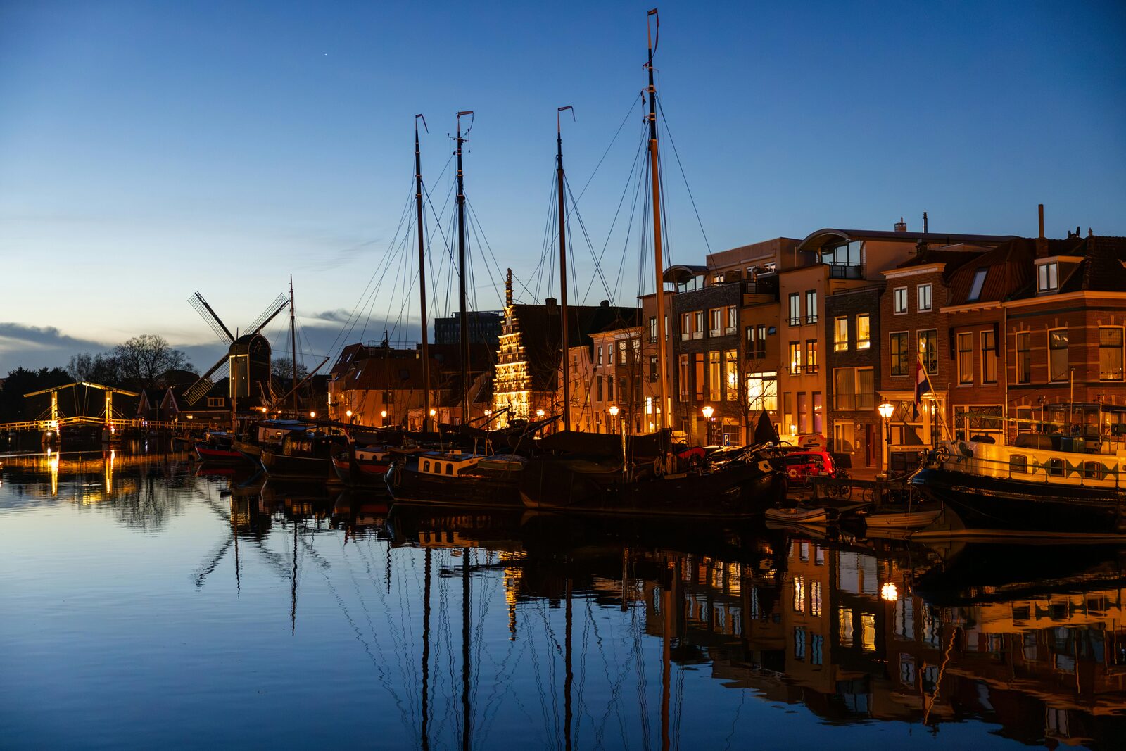Puerto con veleros al atardecer en Ámsterdam