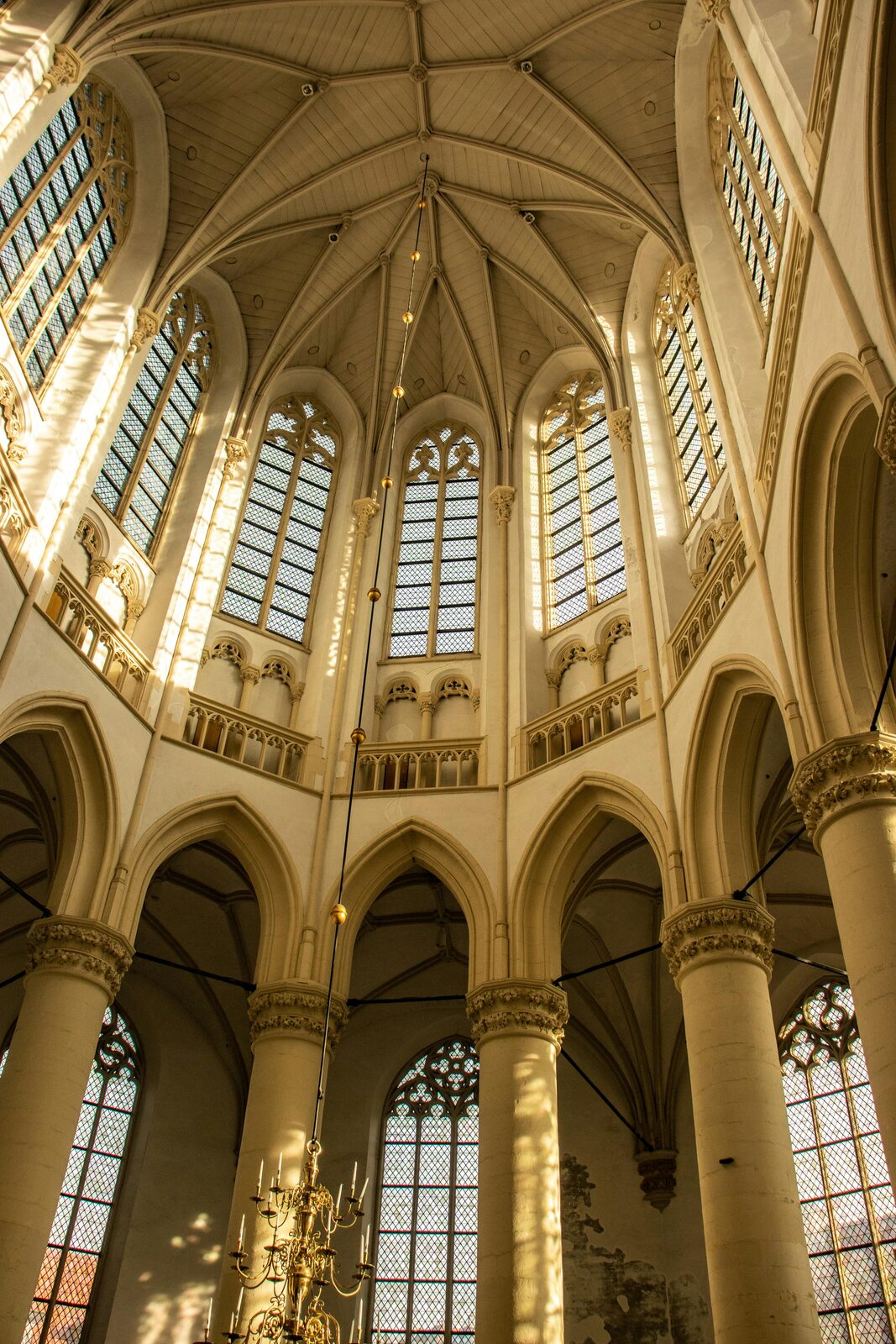 Interior monumental de salas con bóvedas y arte