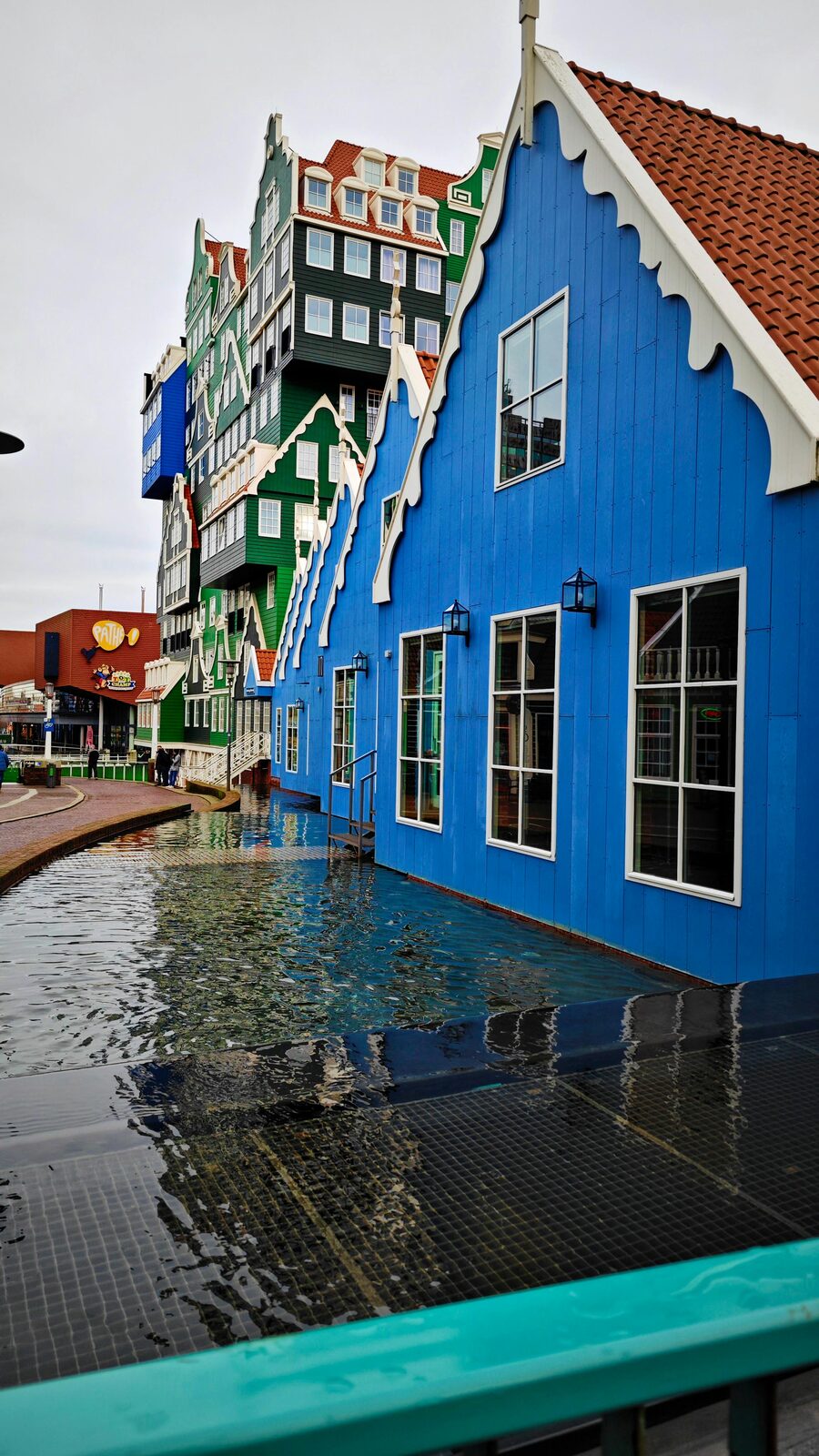 Arquitectura moderna sobre un canal de Róterdam