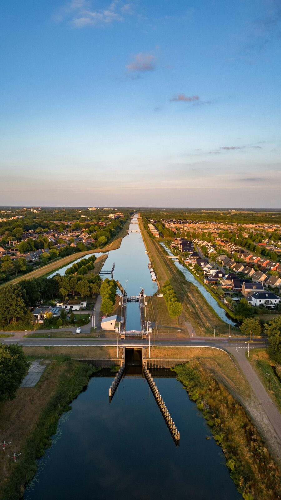 Casas Cúbicas de Piet Blom sobre el agua en Róterdam