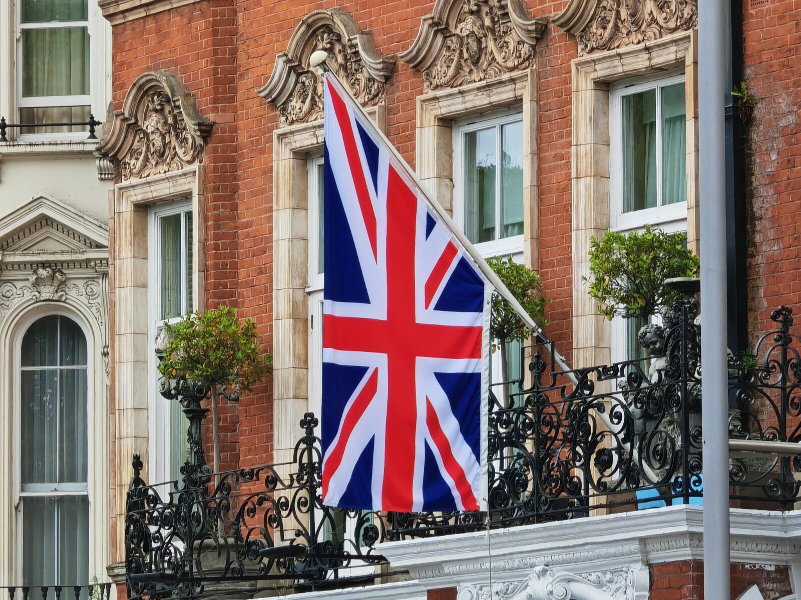 Torre del reloj recortada contra el cielo de Londres
