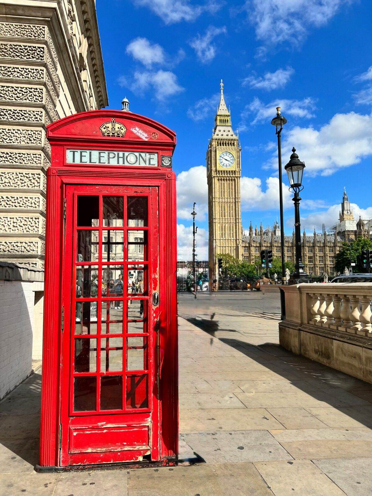Cabina telefónica roja con el Big Ben al fondo