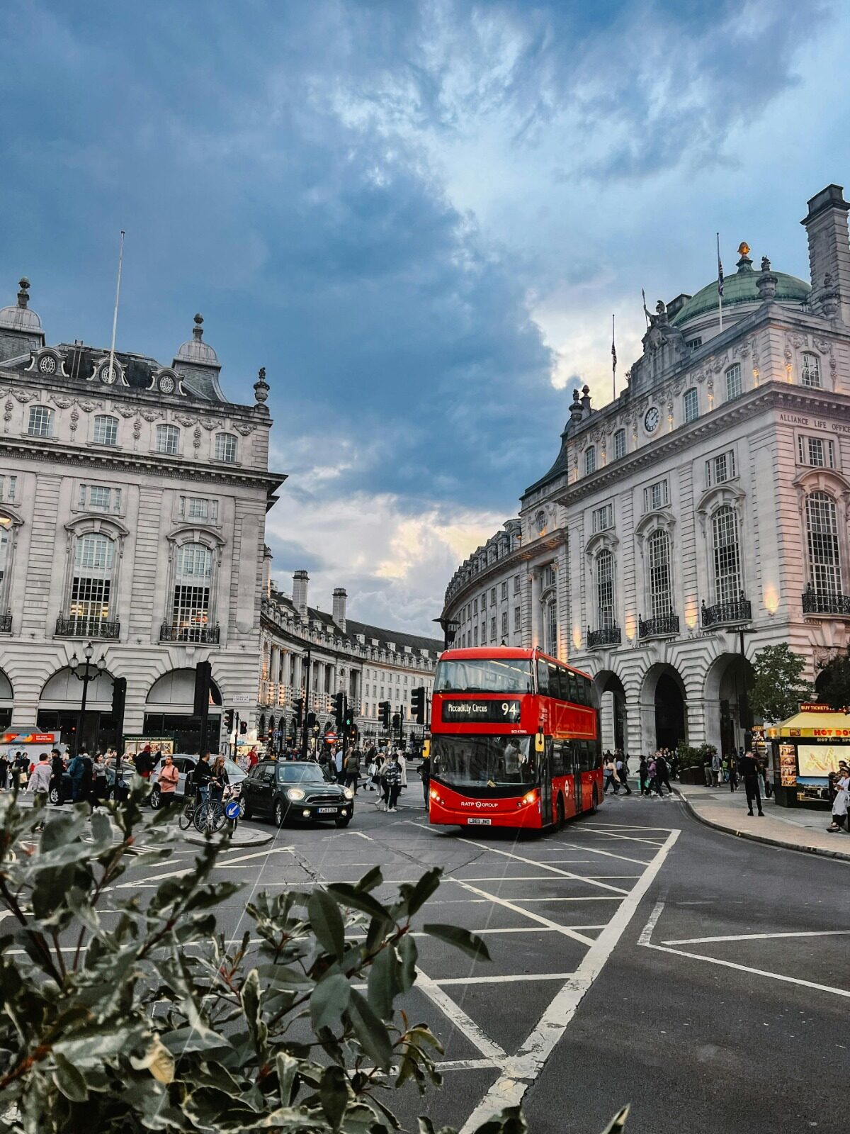 Piccadilly Circus con un autobús rojo