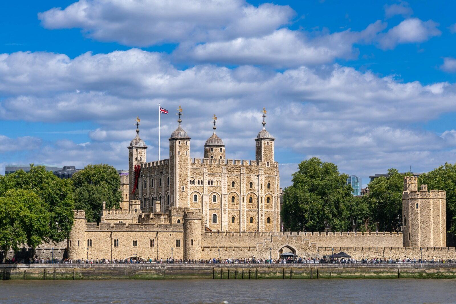 La Torre de Londres a orillas del Támesis