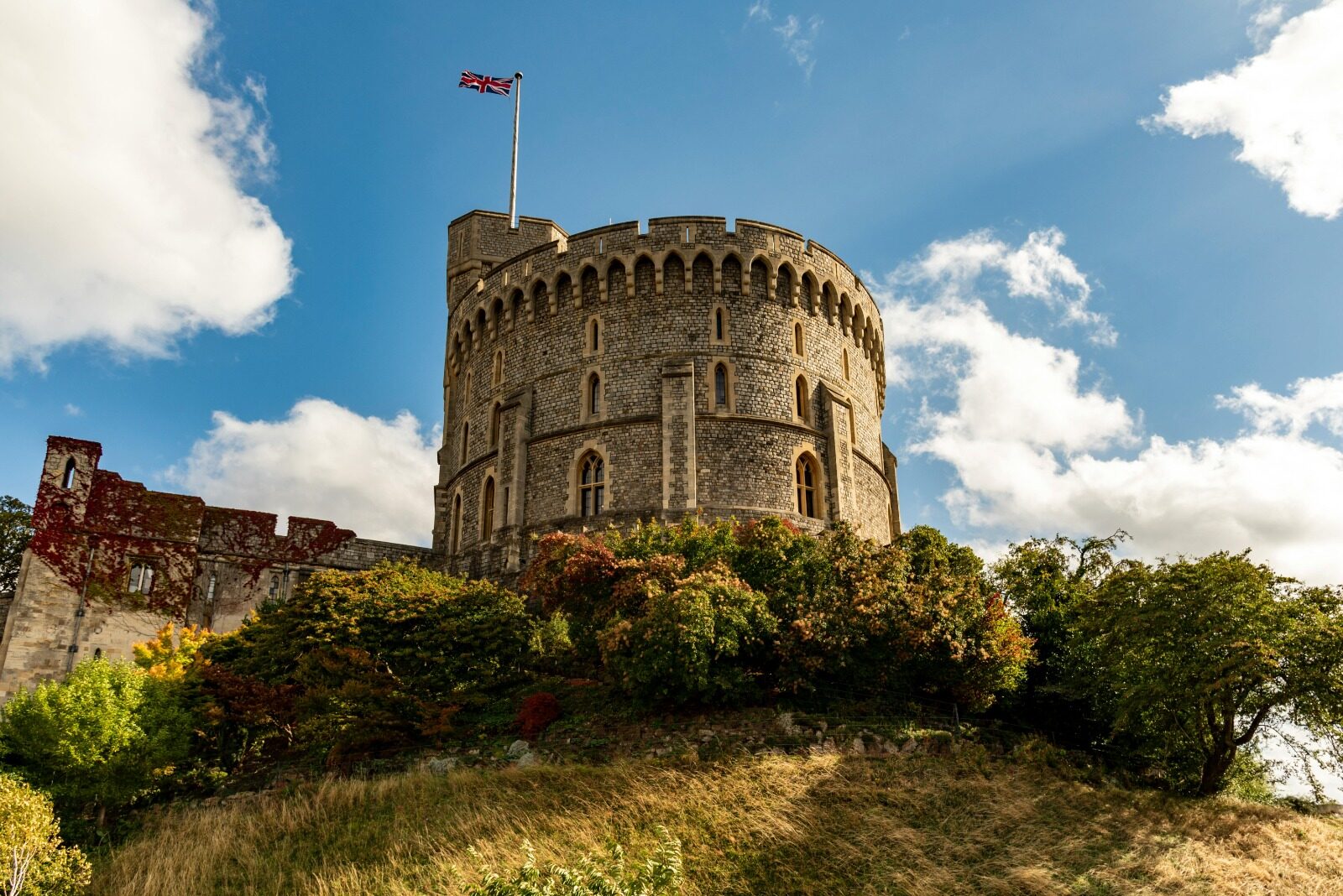 Castillo histórico británico sobre la colina