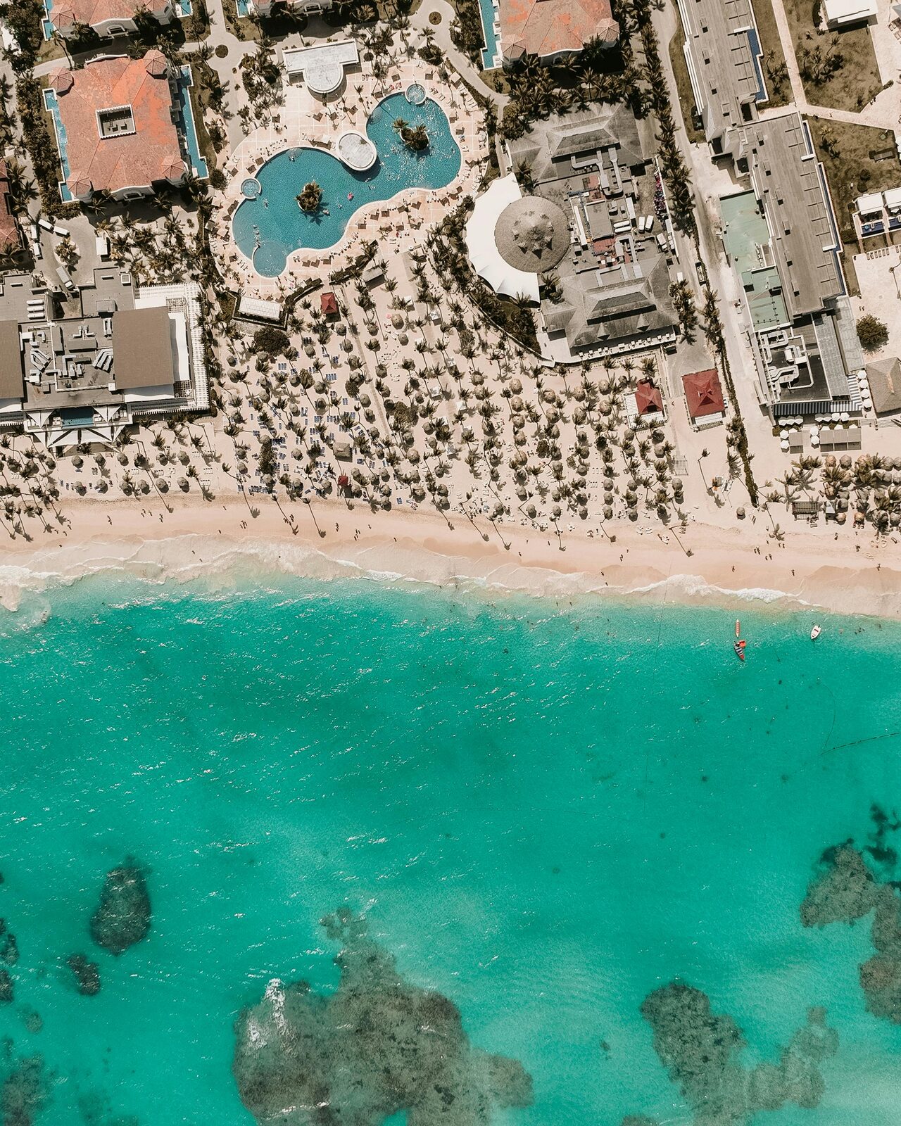 Cala turquesa vista desde el aire en el Caribe dominicano