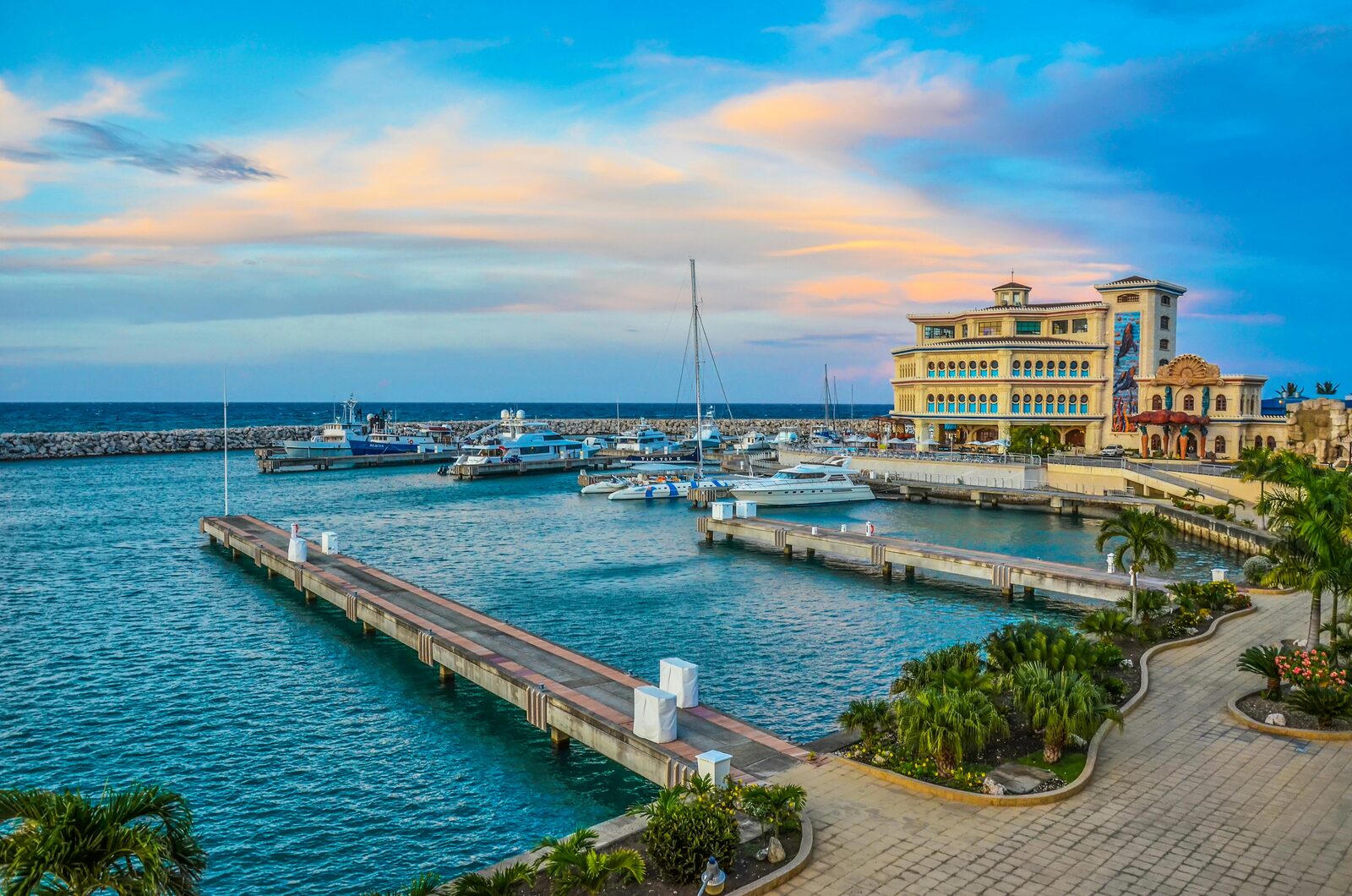 Marina con botes y arquitectura victoriana en Puerto Plata, costa norte