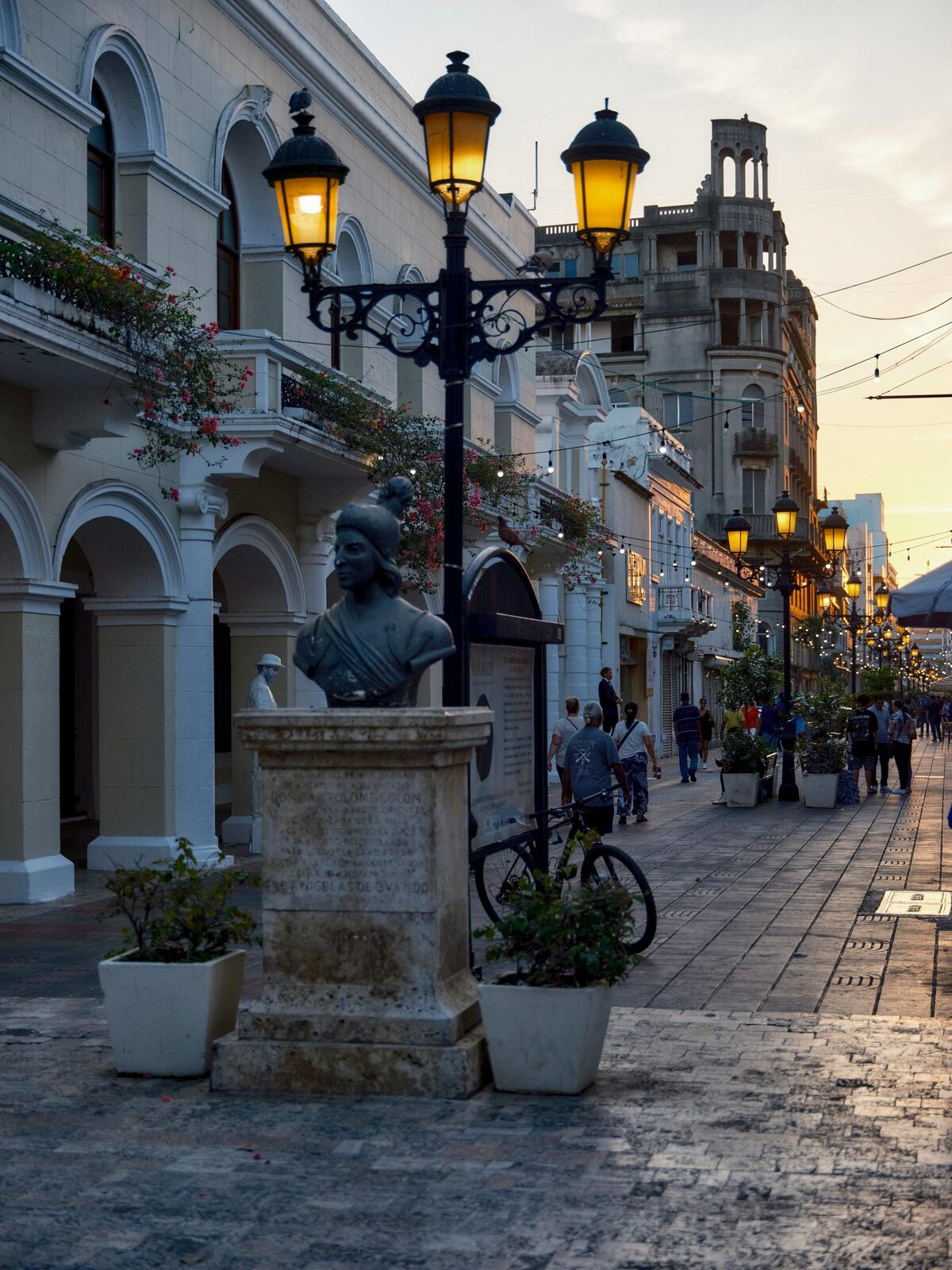 Arquitectura colonial de arcos de piedra en la Zona Colonial de Santo Domingo