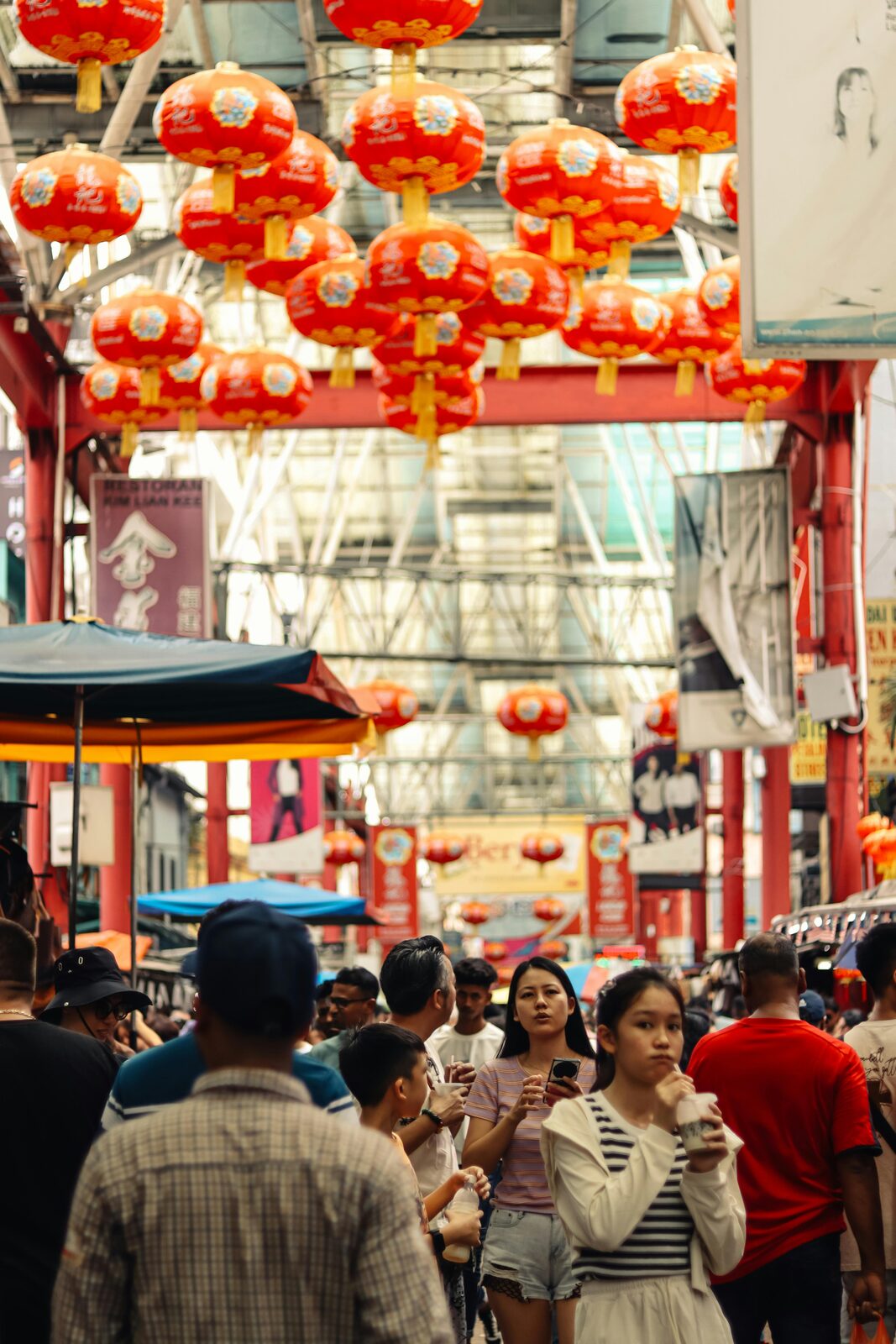 Shophouses restauradas y banderas de Singapur en un barrio histórico