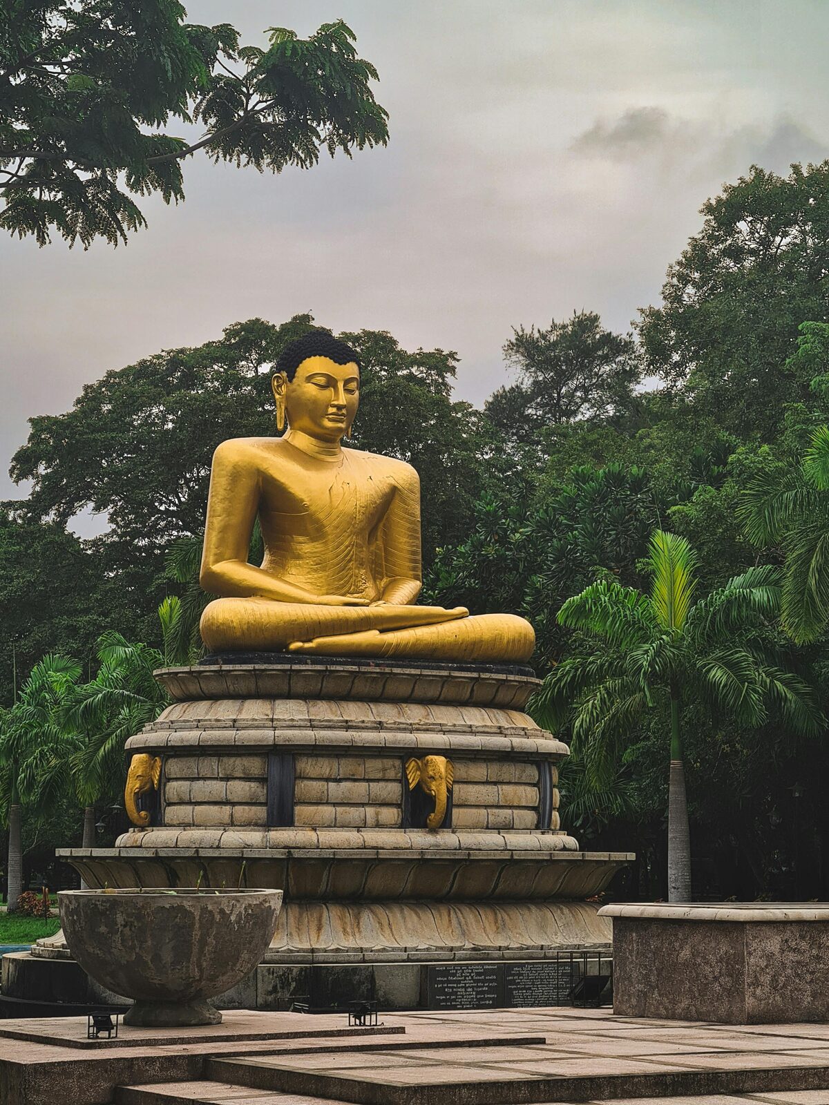 Estatua de Buda dorado sentado