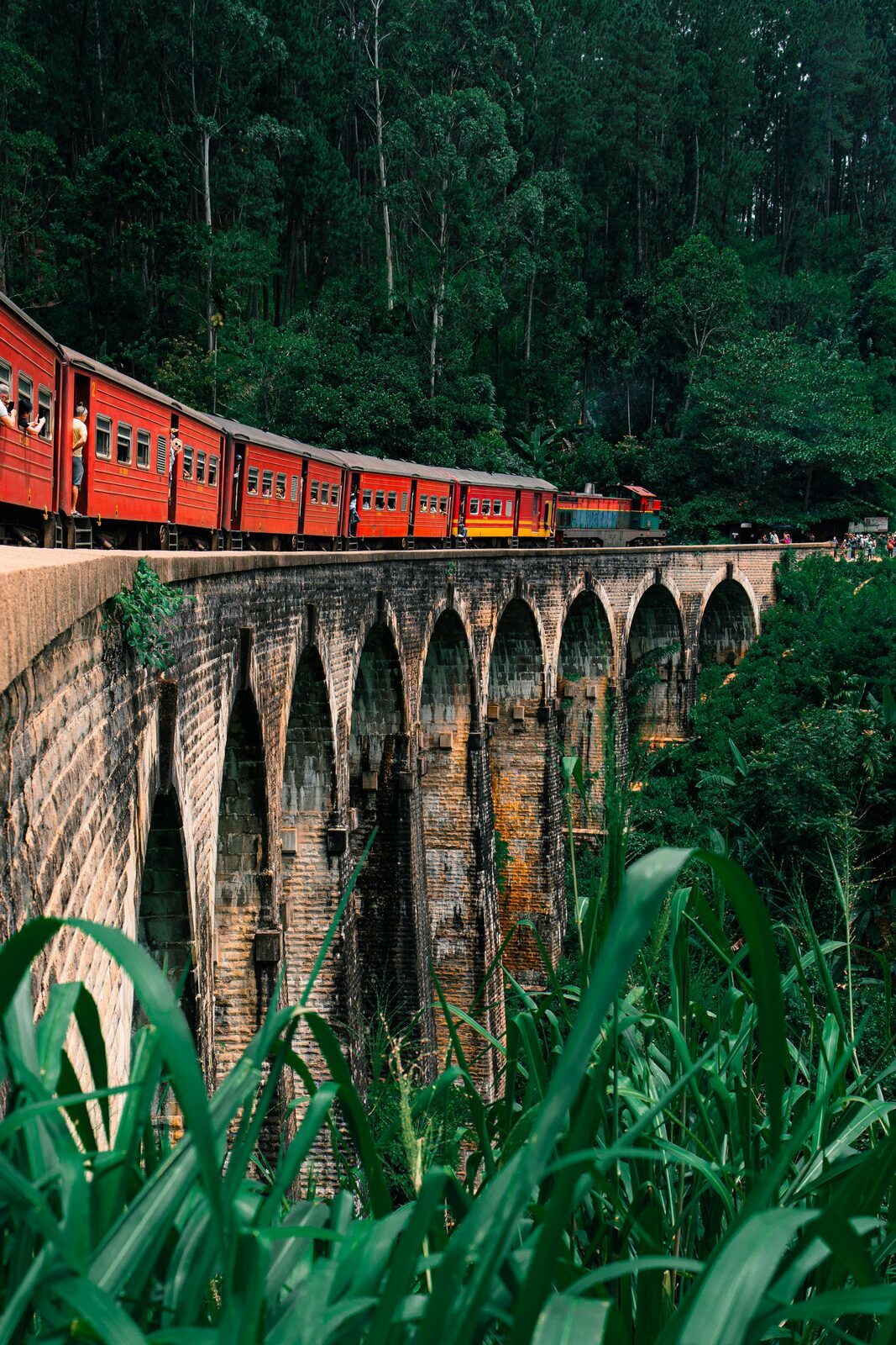 Tren rojo cruzando el puente de Nine Arches
