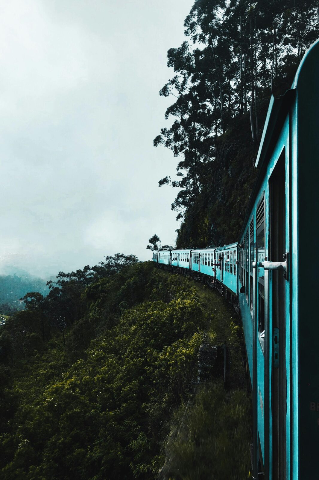 Tren bordeando un acantilado en las tierras altas