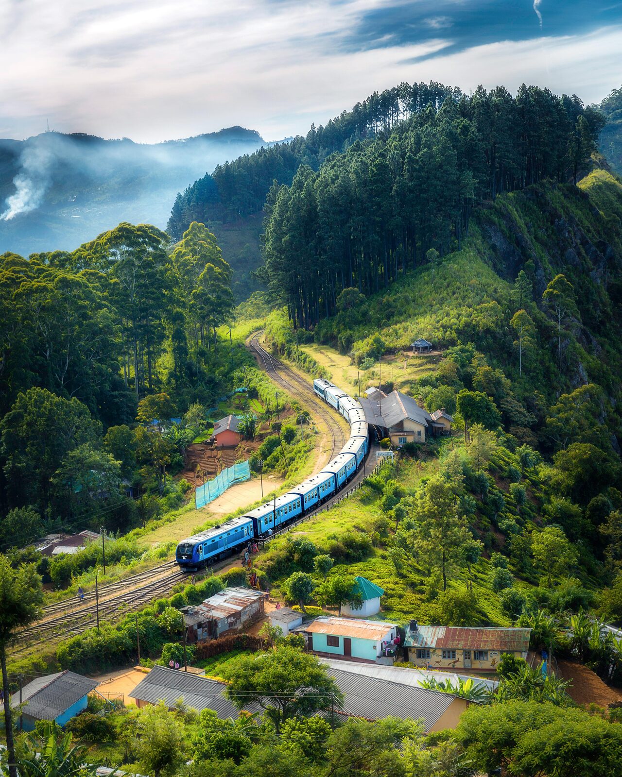 Tren azul cruzando plantaciones de té en las tierras altas · Sri Lanka