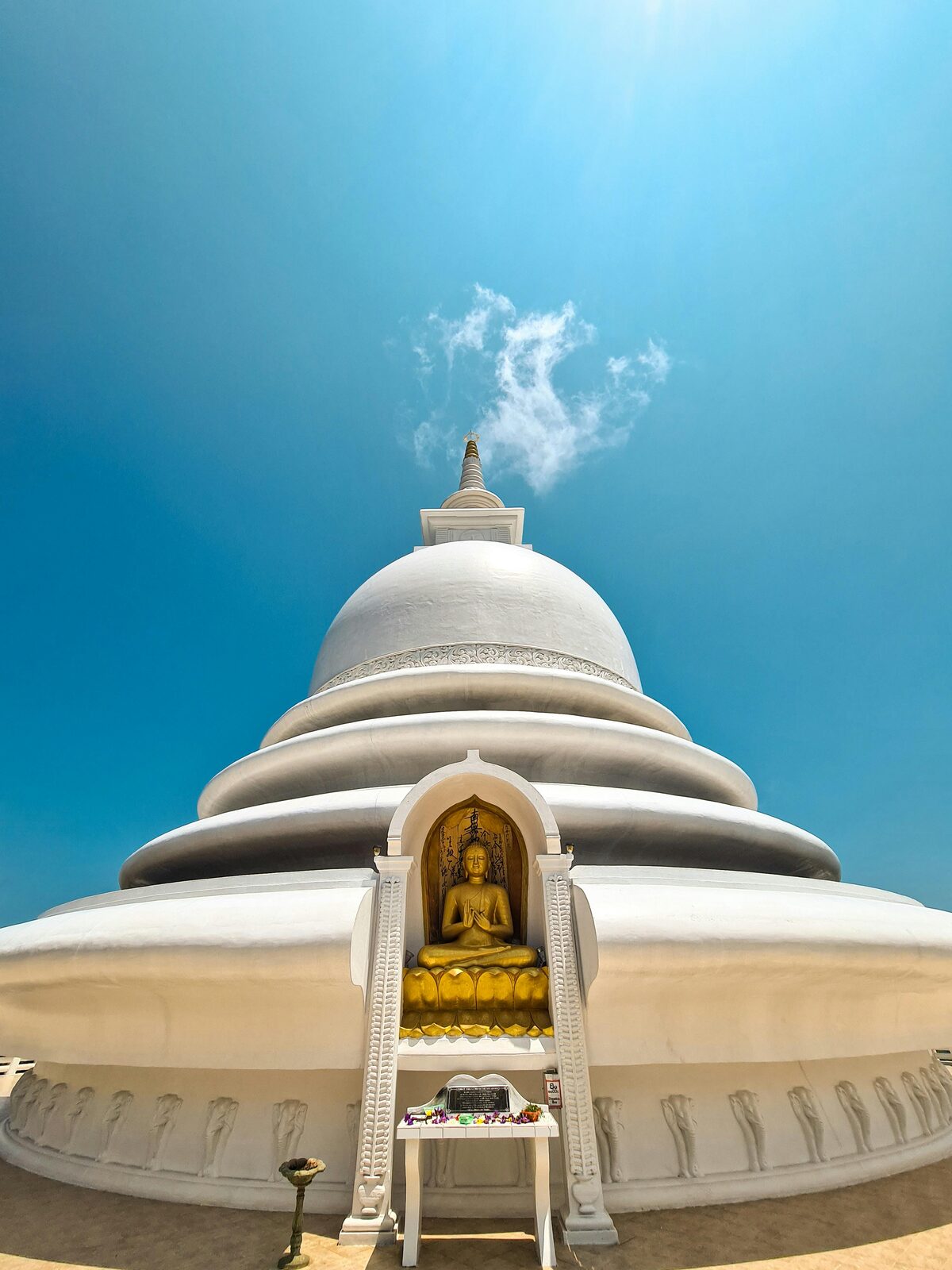 Dagoba blanca del Triángulo Cultural budista contra el cielo · Sri Lanka