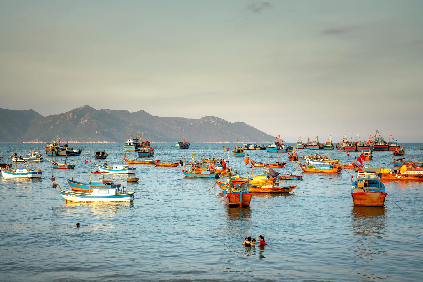 Barcas de pesca tradicionales fondeadas en una bahía vietnamita