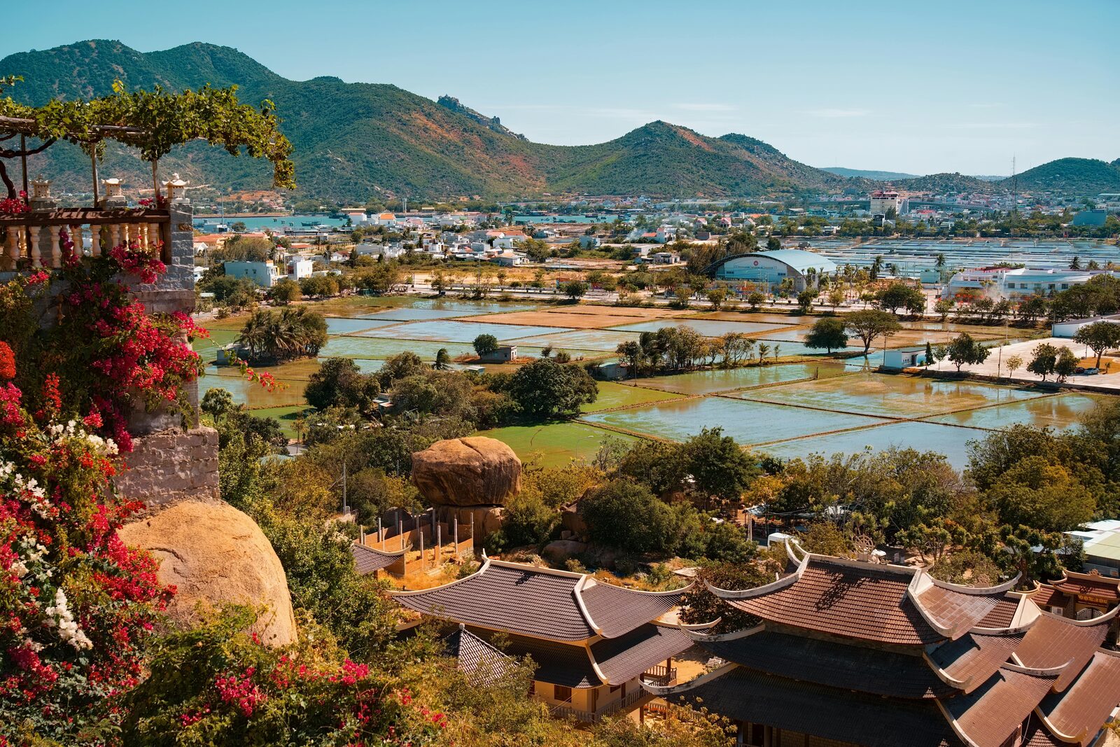 Arrozales verdes y montañas del norte de Vietnam