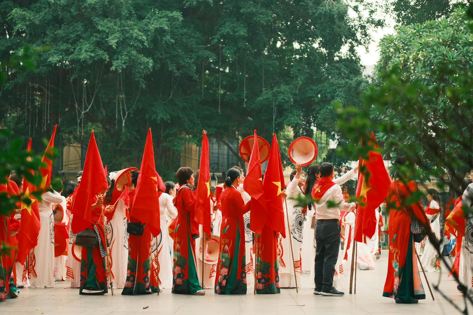 Vietnamitas con banderas rojas en un festival