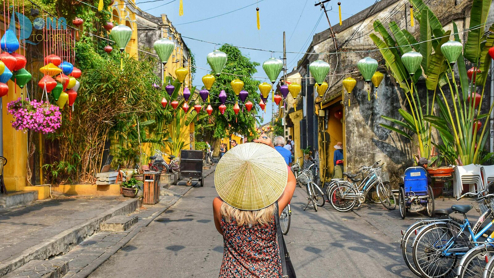 Calle de farolillos de colores en Hoi An