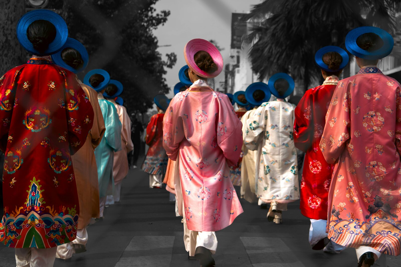 Procesión tradicional vietnamita con áo dài