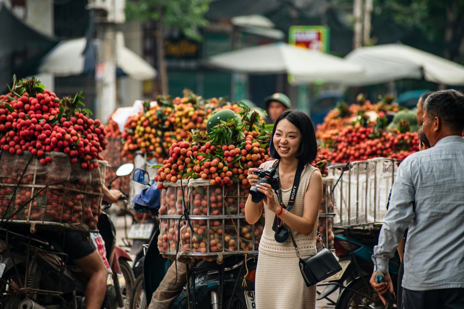 Mercado de frutas con cestas de bambú en el norte de Vietnam