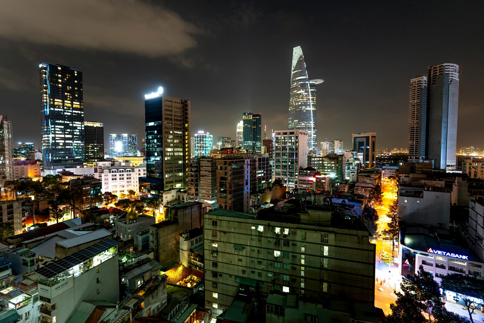 Torre Bitexco en el skyline nocturno de Saigón