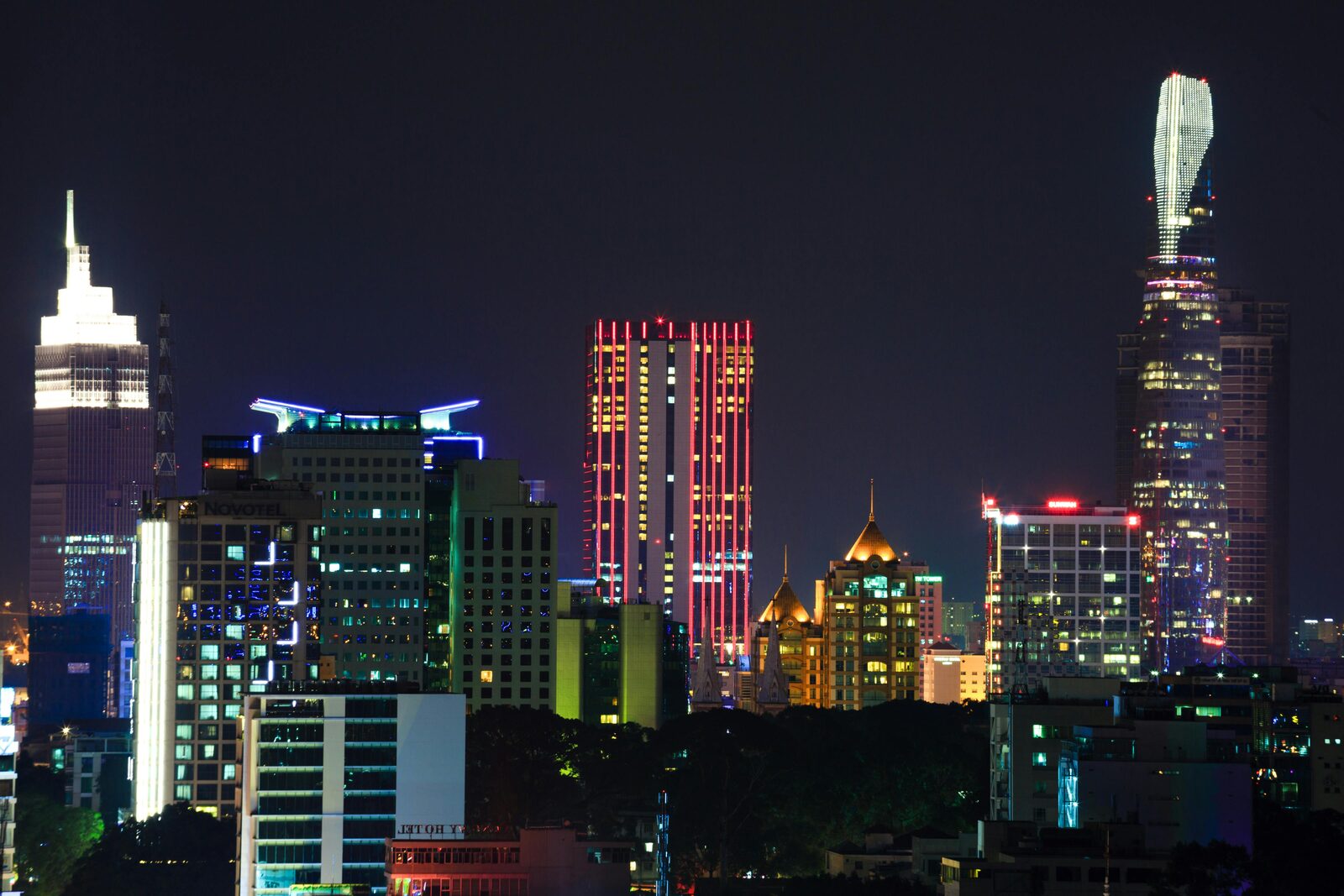 Skyline de Saigón de noche