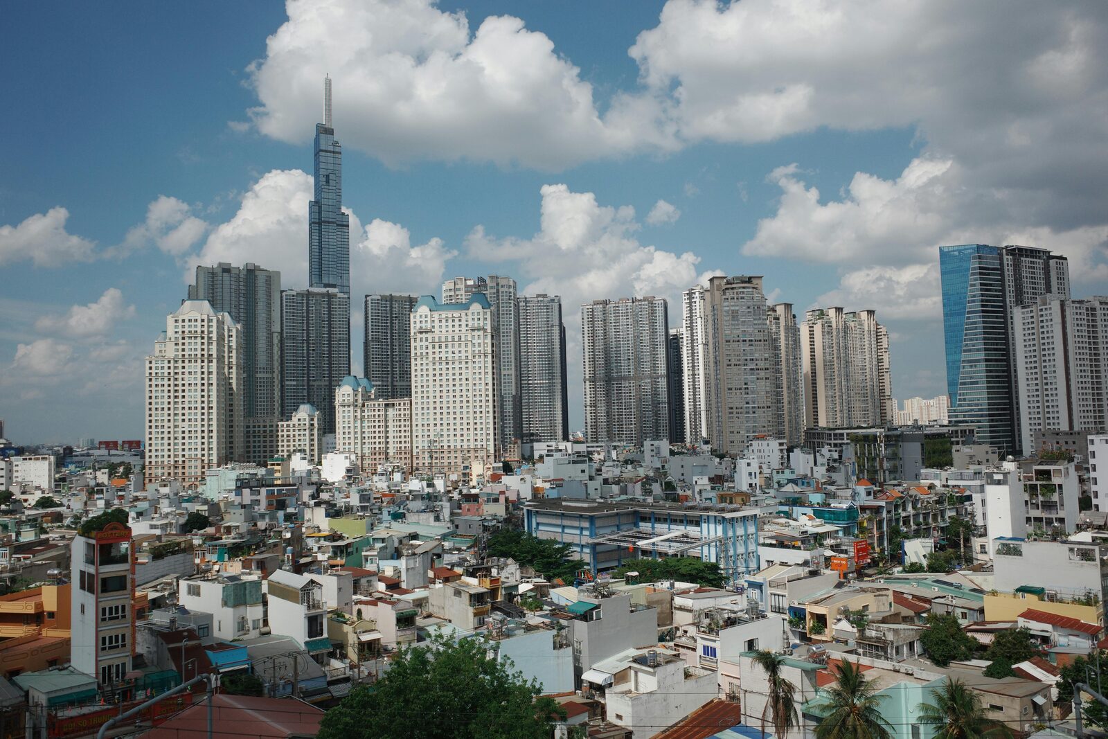 Skyline urbano de Vietnam bajo nubes